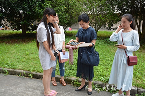 深情话离别 人文学院领导走访2016届毕业生寝室