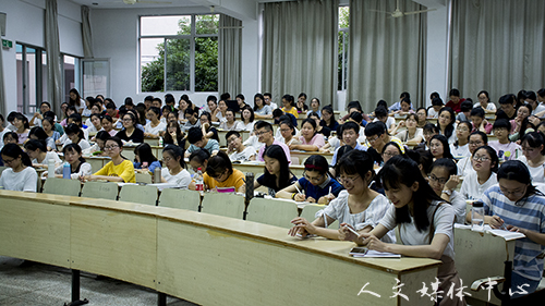 人文学院举行教师考编经验交流会