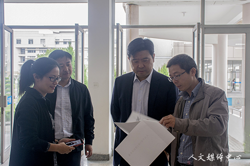 校党委书记崔凤军走访调研人文学院