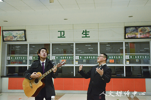 人文团学会举办包饺子活动