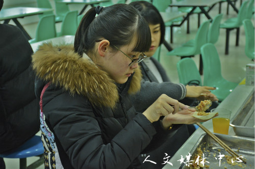 人文团学会内部包饺子活动顺利举行