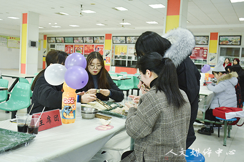 人文团学会举办包饺子活动