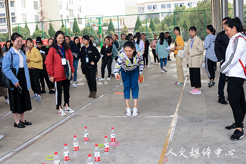 文史相融 悦动校园   人文学院举行第五届“诗意栖居”公寓文化节开幕式暨“三国风云”趣味游园活动