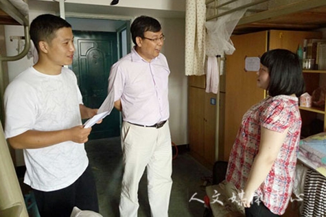 深情话离别 人文学院领导走访2016届毕业生寝室