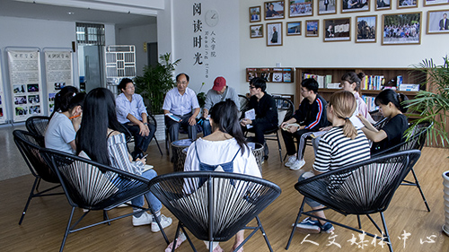 人文学院举行课程学习师生交流会