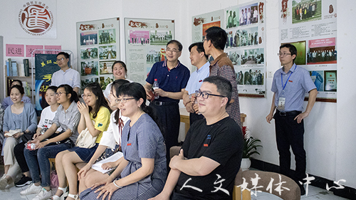 教育部本科教学工作审核评估专家走访人文学院和广文书苑