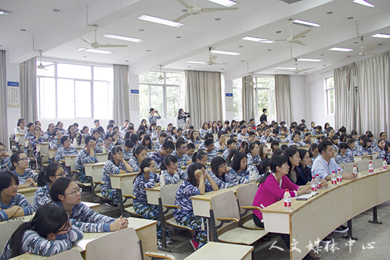 人文学院新生文体节开幕