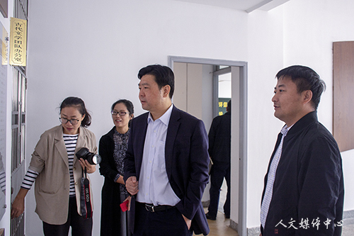 校党委书记崔凤军走访调研人文学院