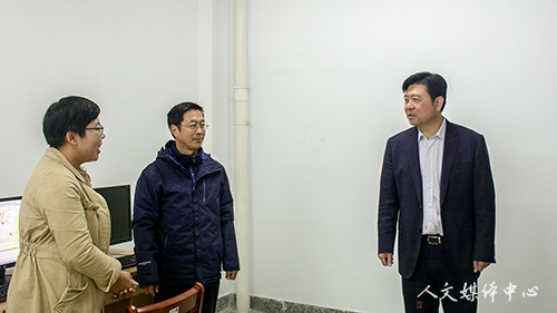 校党委书记崔凤军走访调研人文学院
