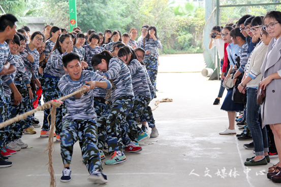 人文学院新生文体节开幕