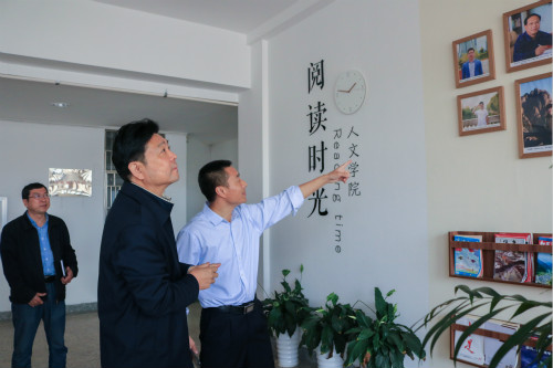 校党委书记崔凤军莅临人文学院调研指导申硕工作