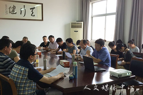 重温入党誓词   人文学院开展“两学一做” 主题活动