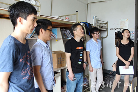 深情话离别 人文学院领导走访2016届毕业生寝室
