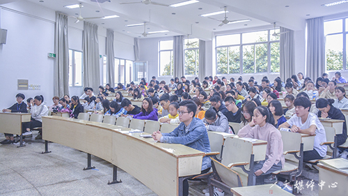人文学院举行学生席卡发放仪式暨校学风建设大会精神传达会