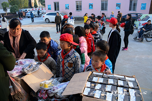 人文志愿者联合临海义工 为留守儿童送温暖