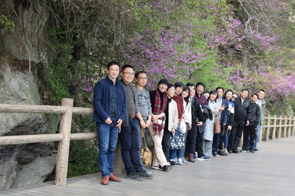 花海绿道，徜徉春色                    ——人文学院组织“三•八”节踏春活动