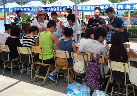人文学院笑迎新生 用心服务